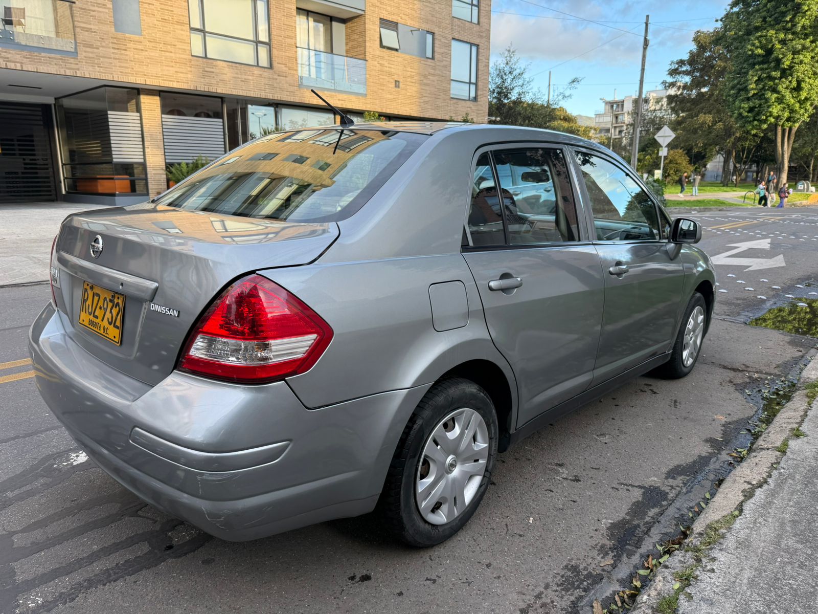 NISSAN TIIDA SEDAN
