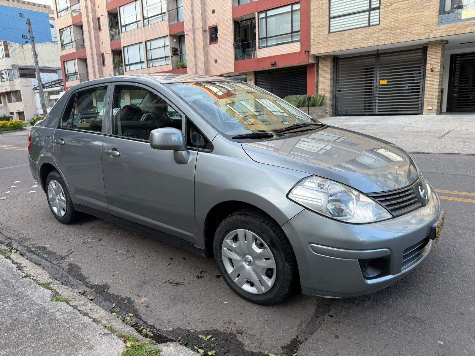 NISSAN TIIDA SEDAN
