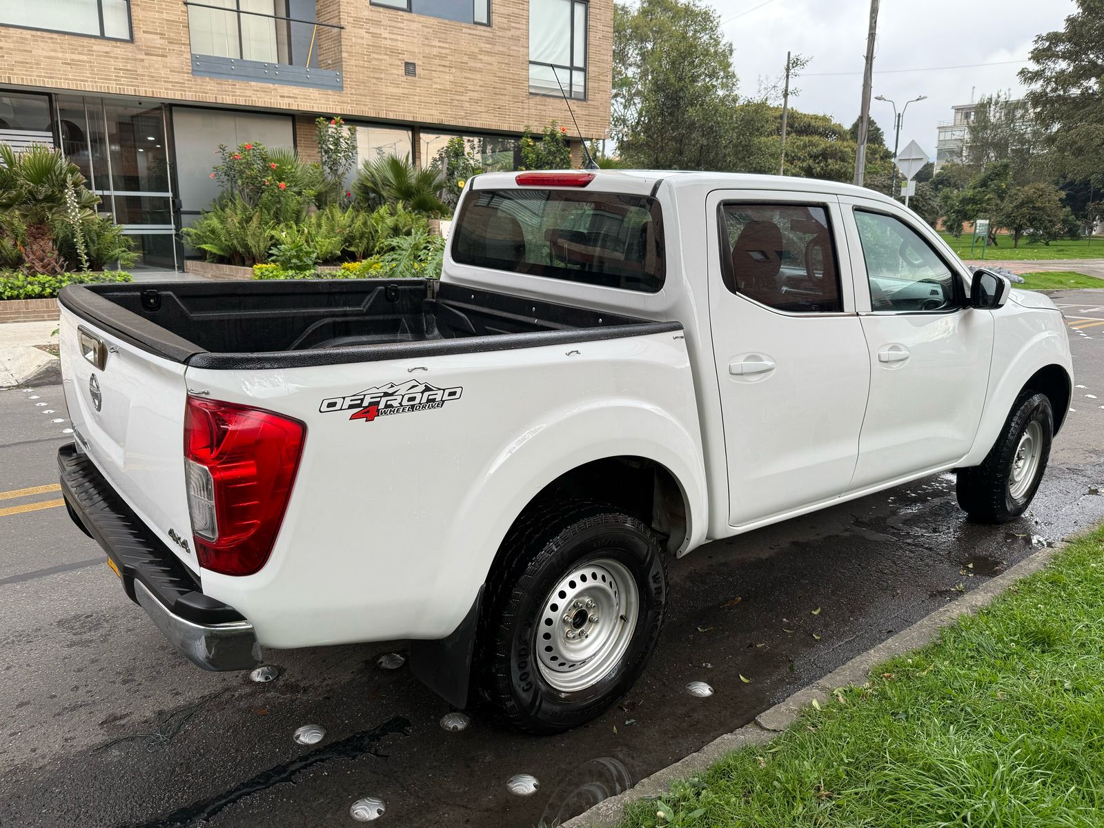 NISSAN NP300 FRONTIER 4X4 DOBLE CABINA