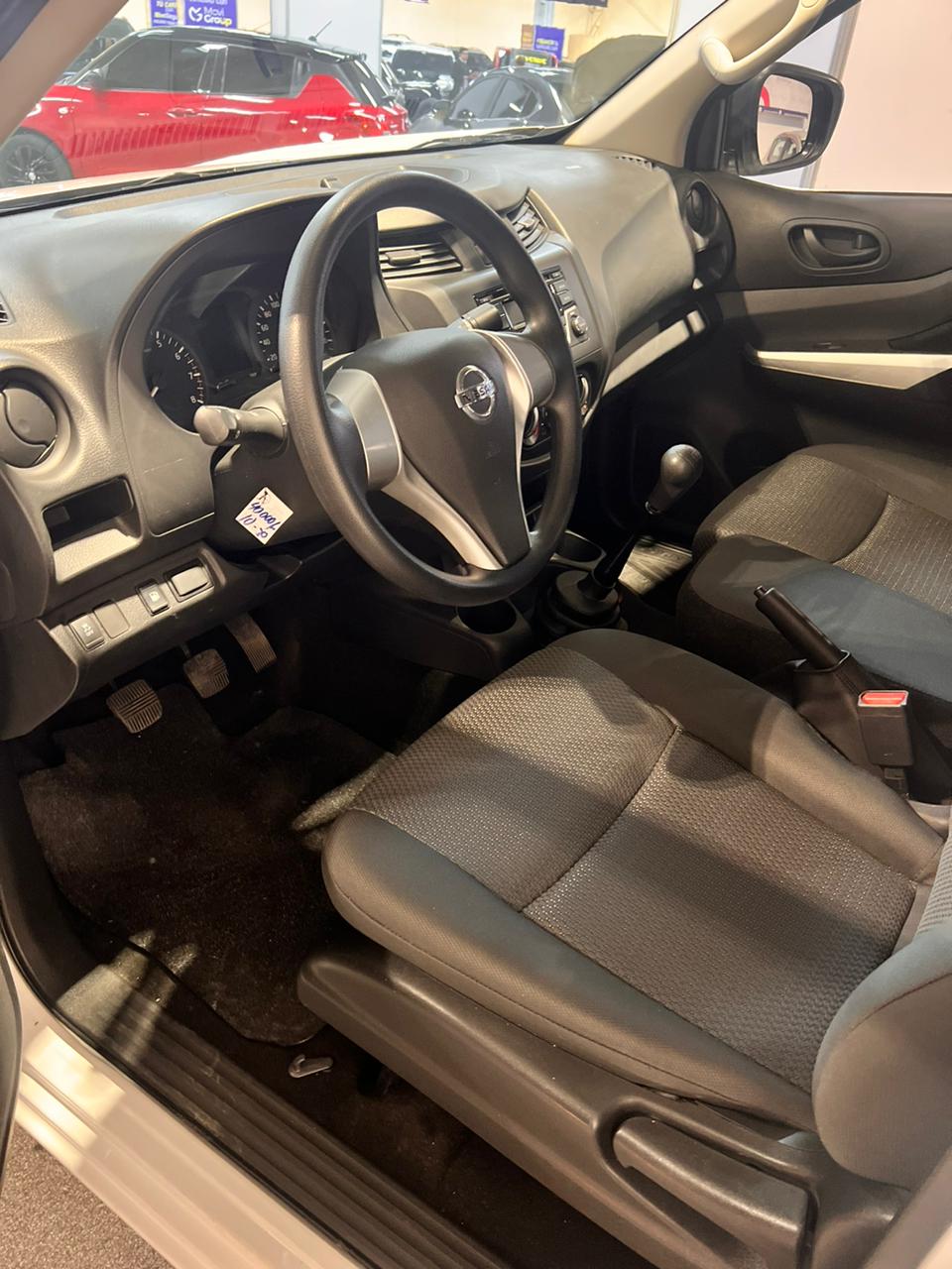 NISSAN NP300 FRONTIER 4X2 DOBLE CABINA / SABANERA