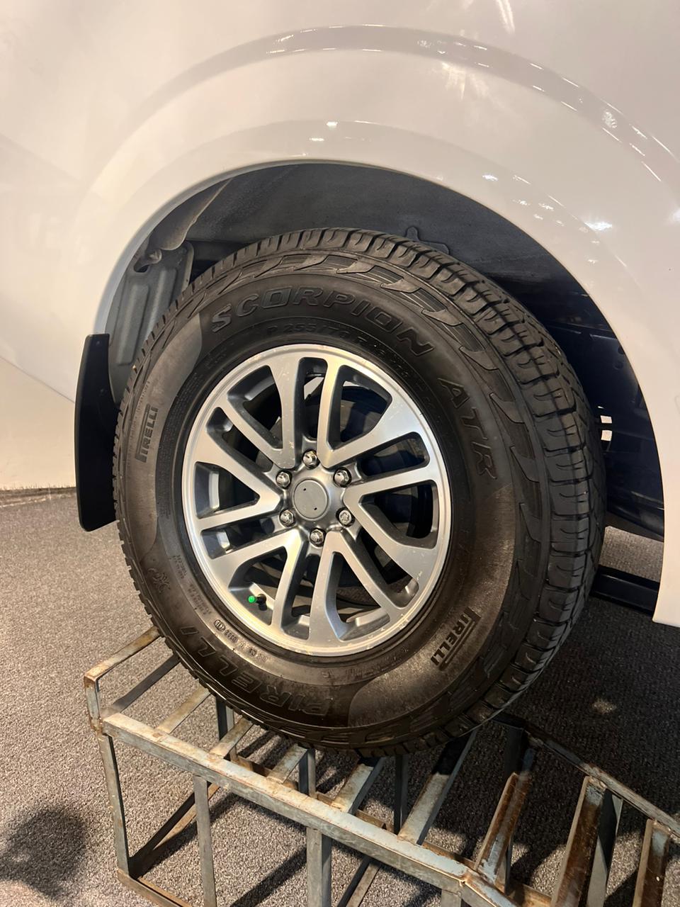 NISSAN NP300 FRONTIER 4X2 DOBLE CABINA / SABANERA
