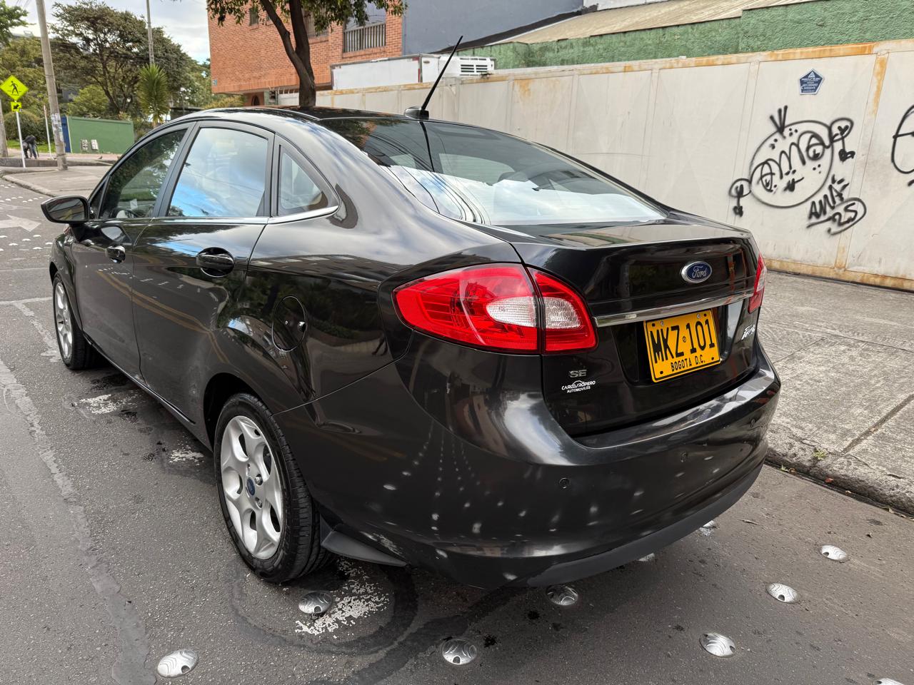 FORD FIESTA SE SEDAN