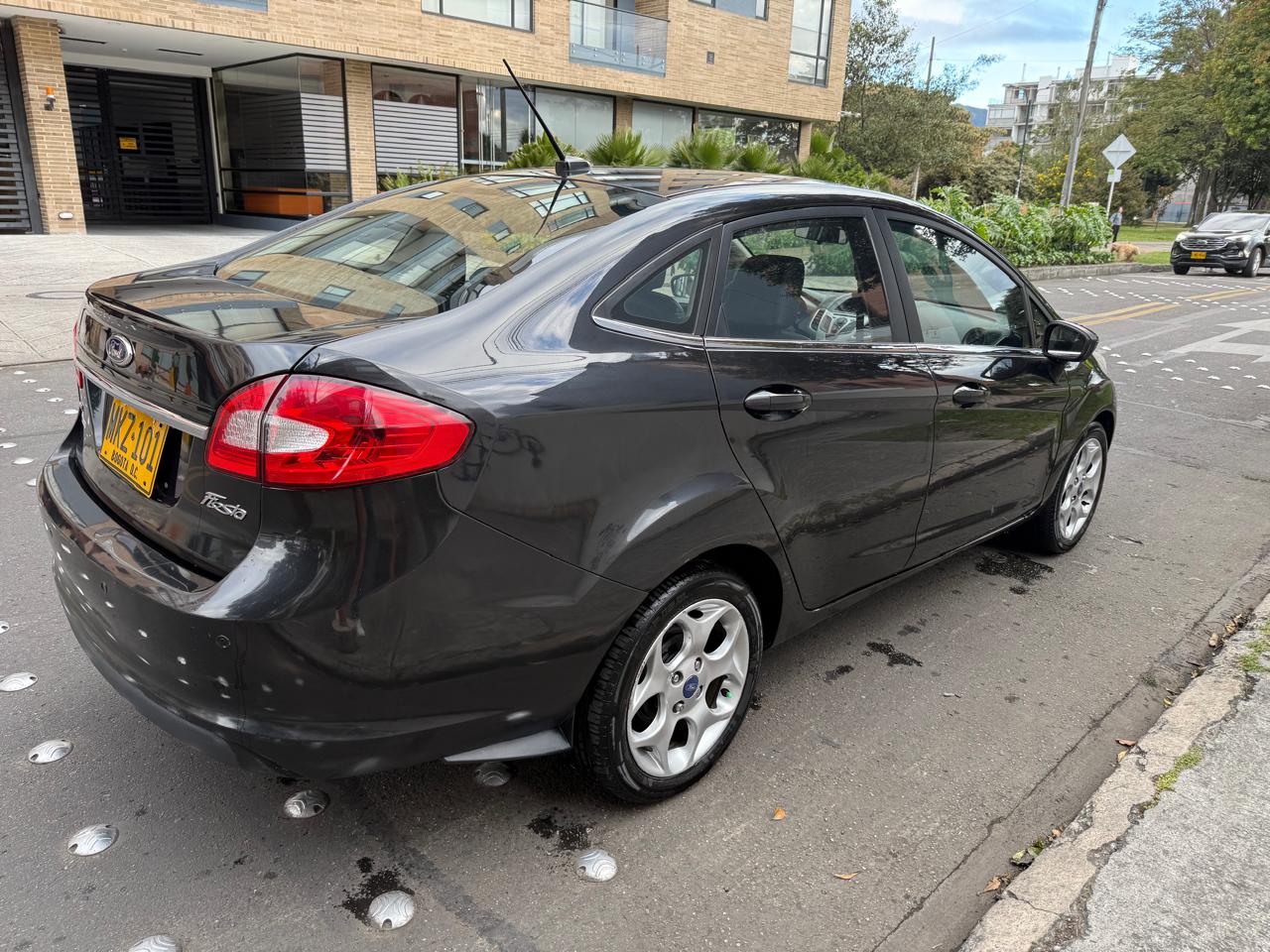 FORD FIESTA SE SEDAN