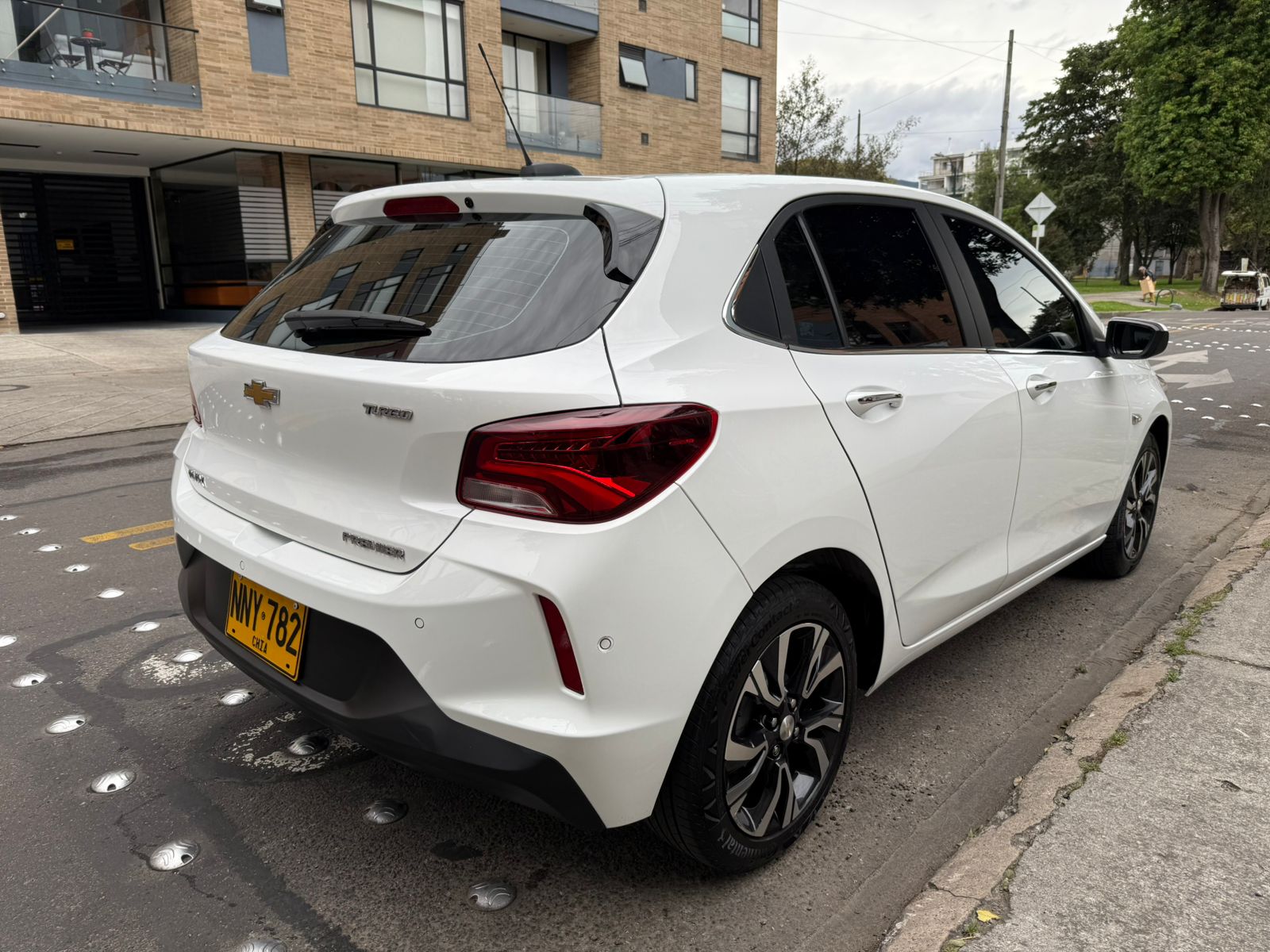 CHEVROLET ONIX PREMIER TURBO HATCHBACK