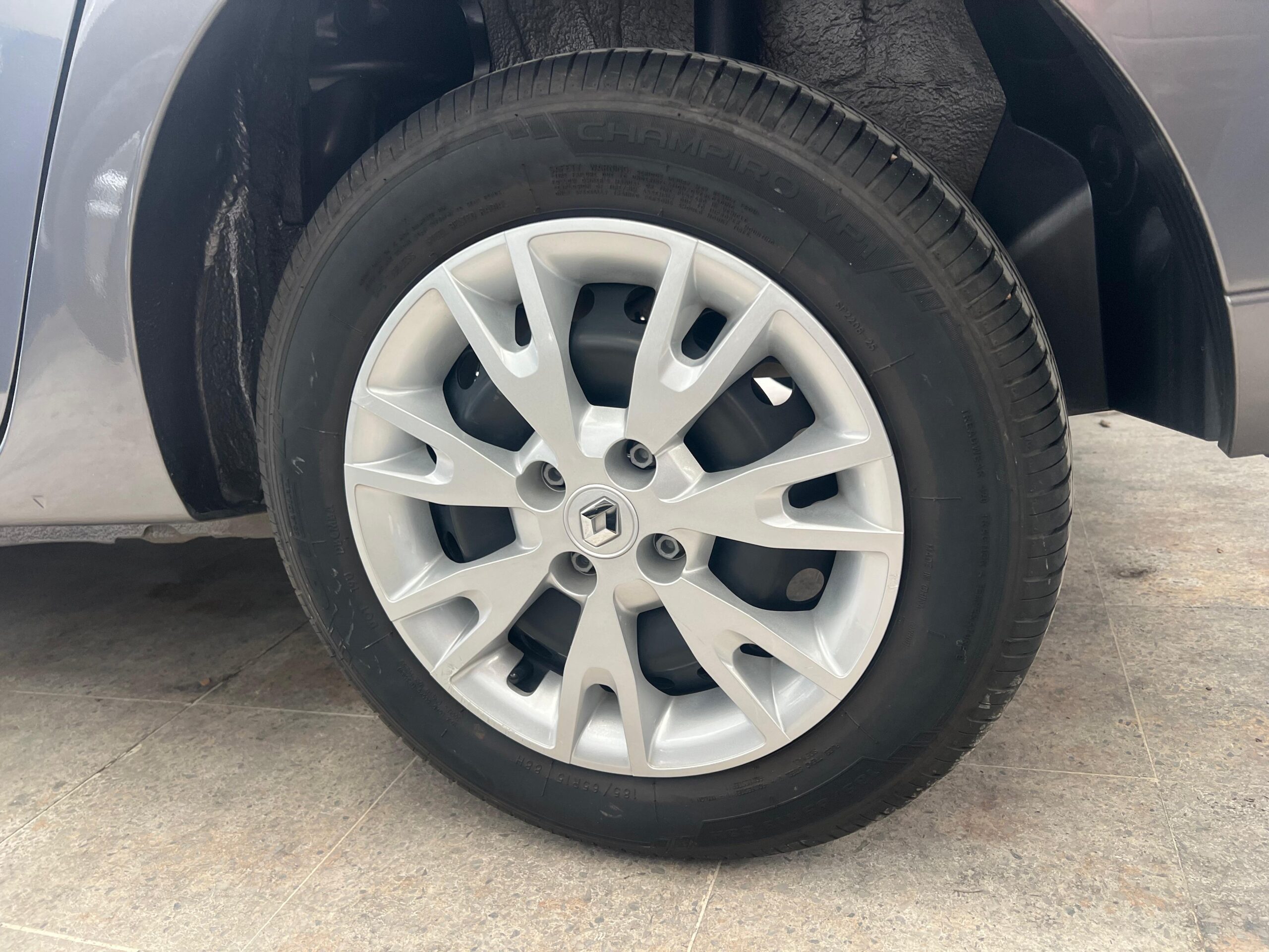 RENAULT LOGAN LIFE +