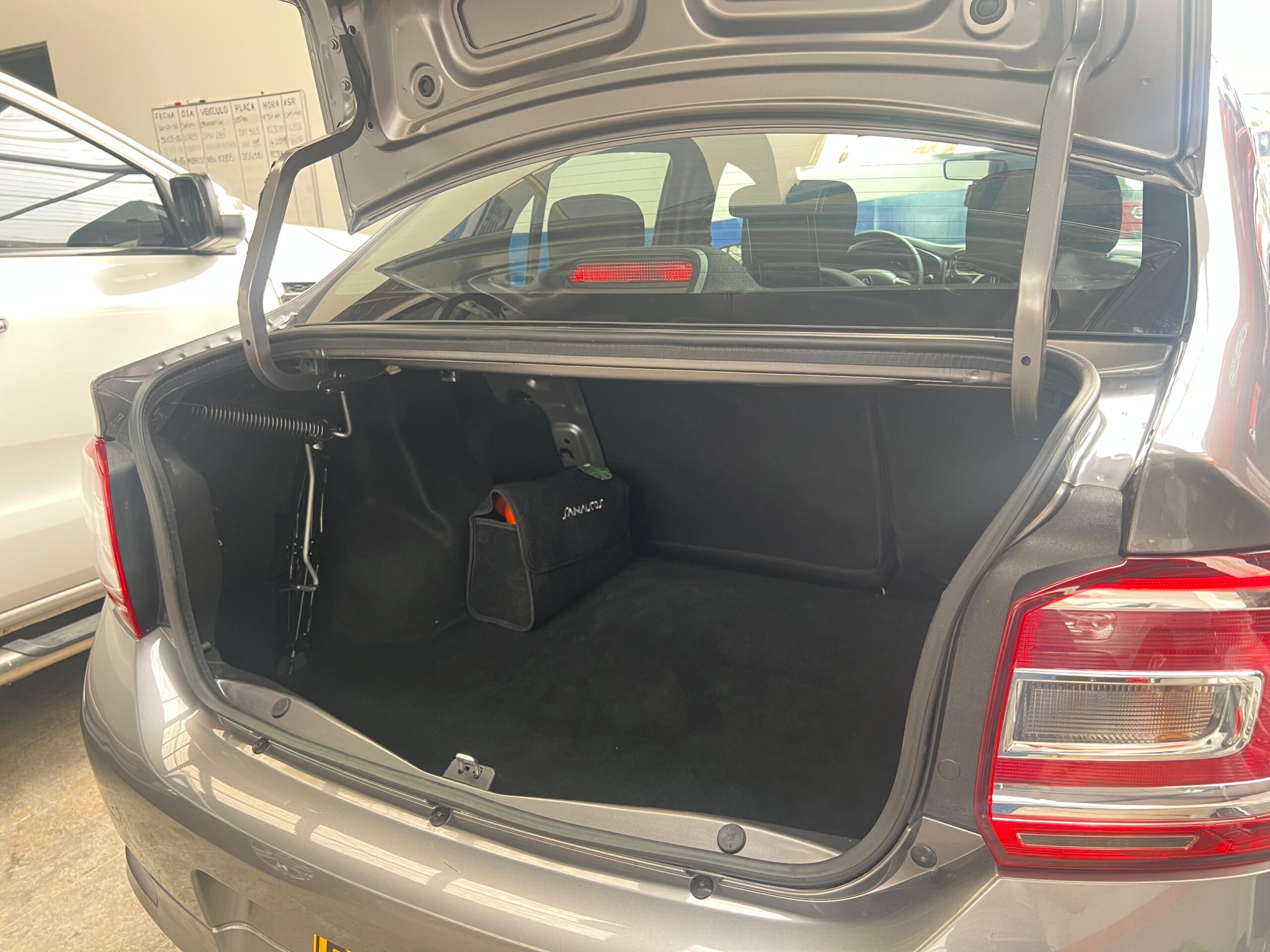 RENAULT LOGAN LIFE +