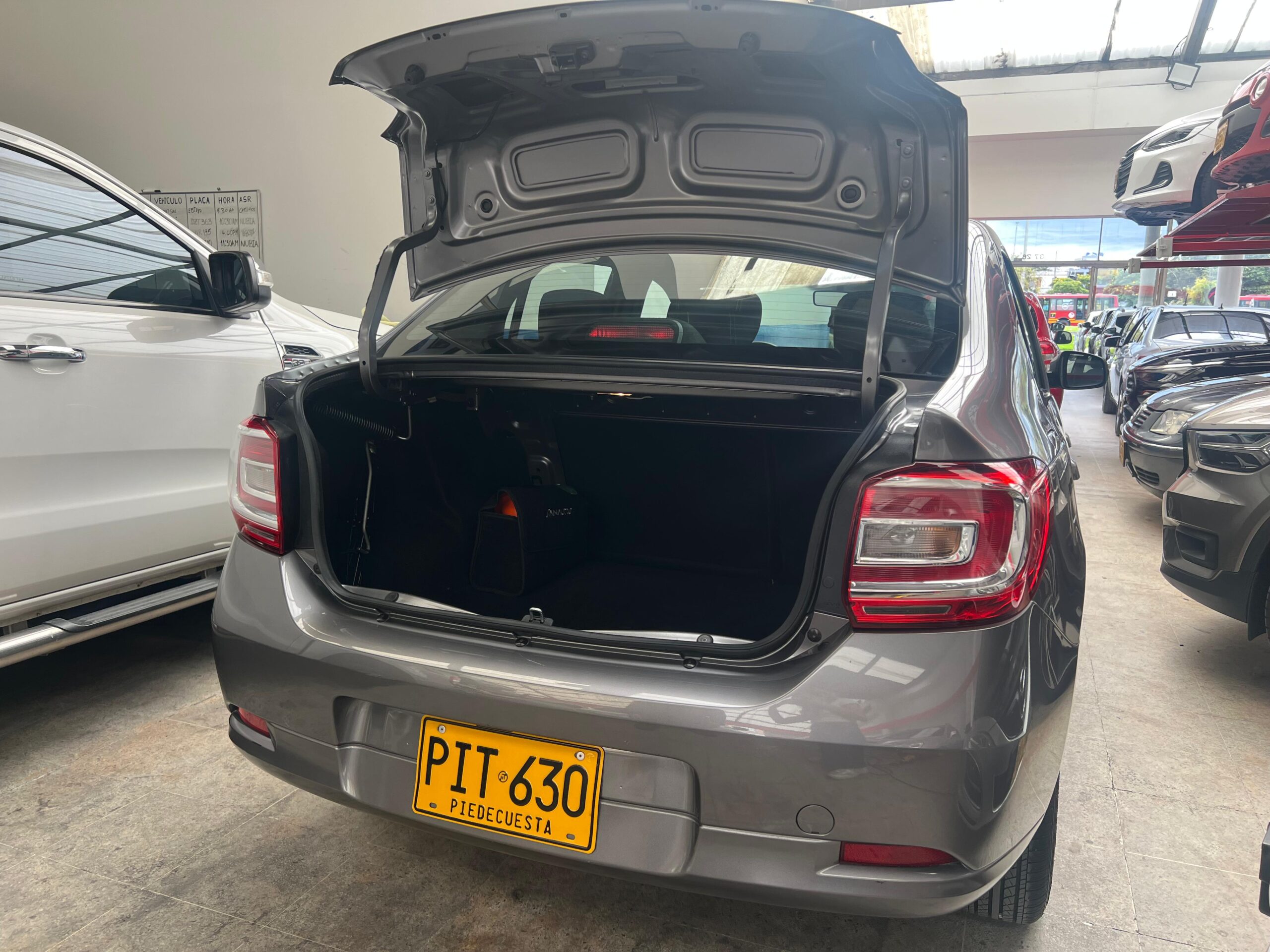 RENAULT LOGAN LIFE +