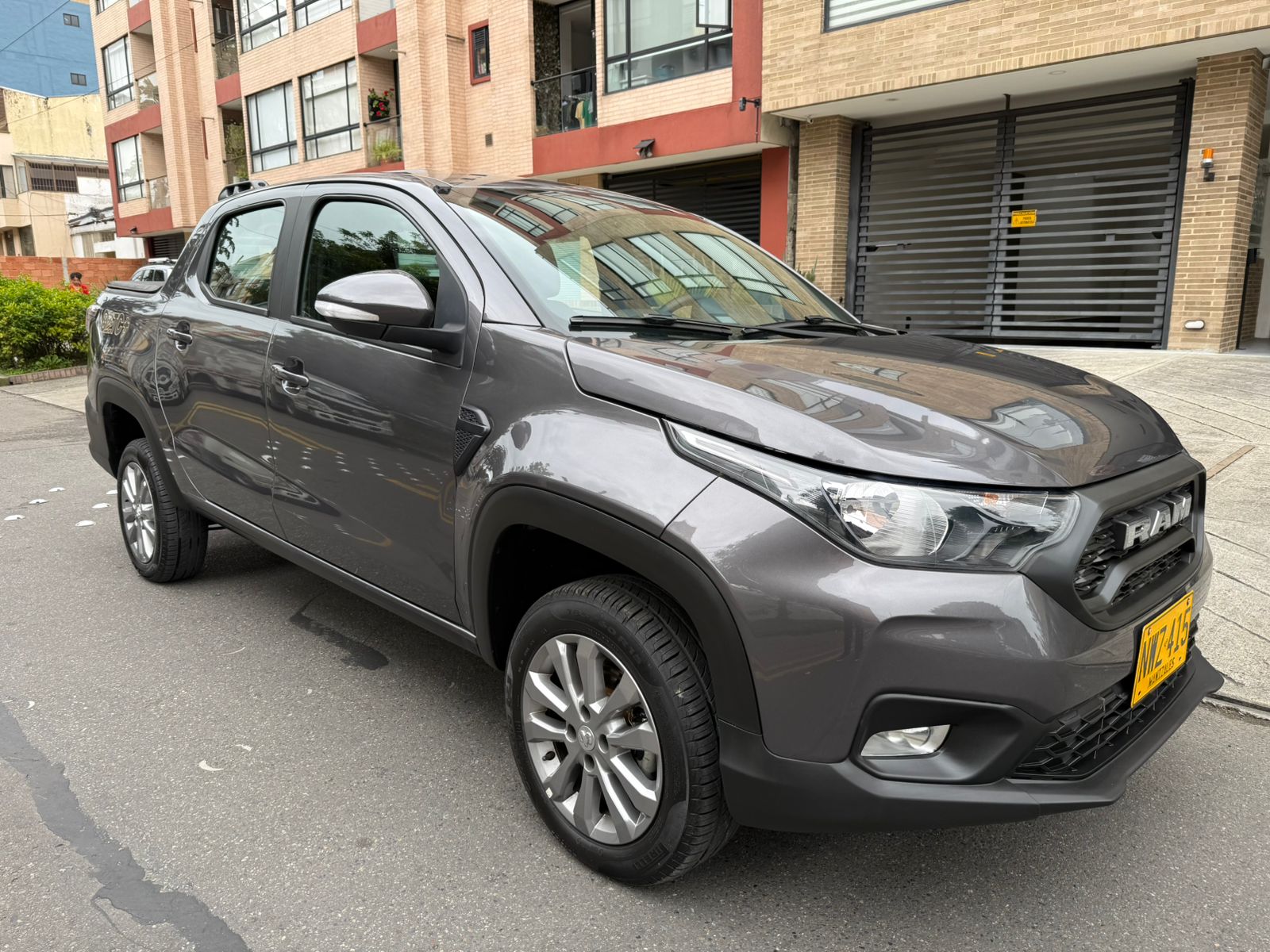 RAM 700 BIGHORN MT DOBLE CABINA