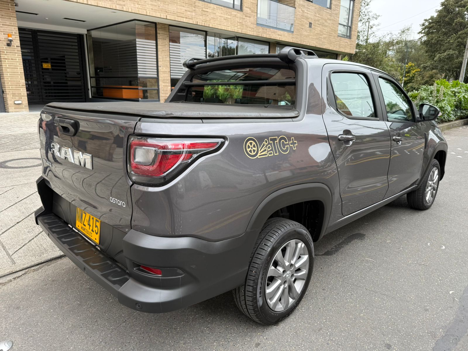 RAM 700 BIGHORN MT DOBLE CABINA