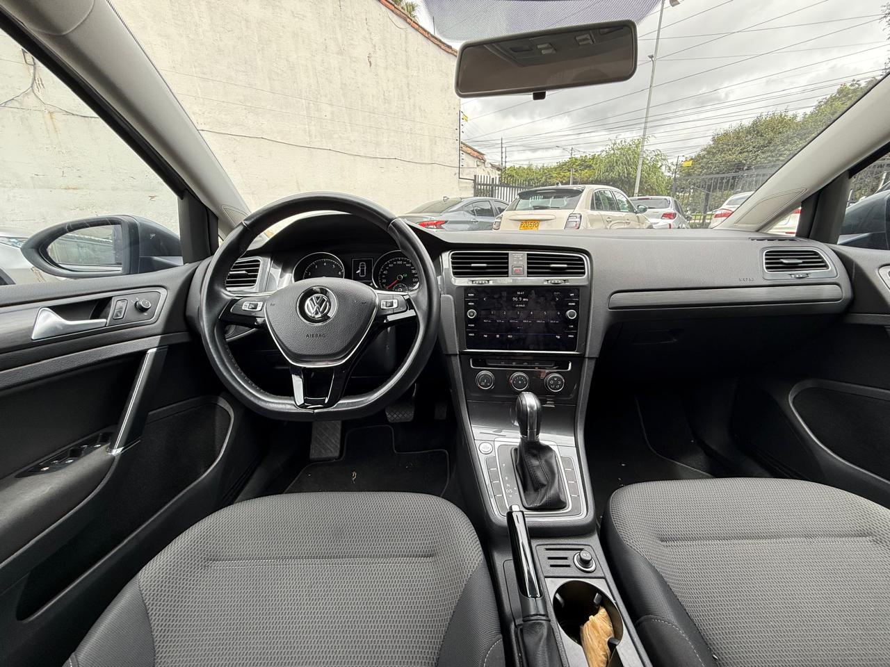 VOLKSWAGEN GOLF TRENDLINE TURBO AT