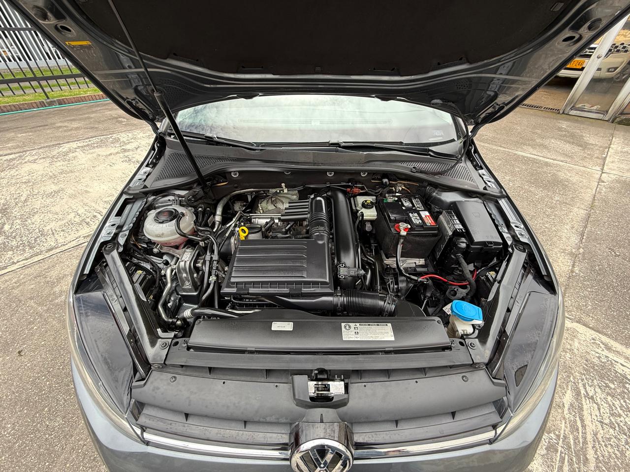 VOLKSWAGEN GOLF TRENDLINE TURBO AT