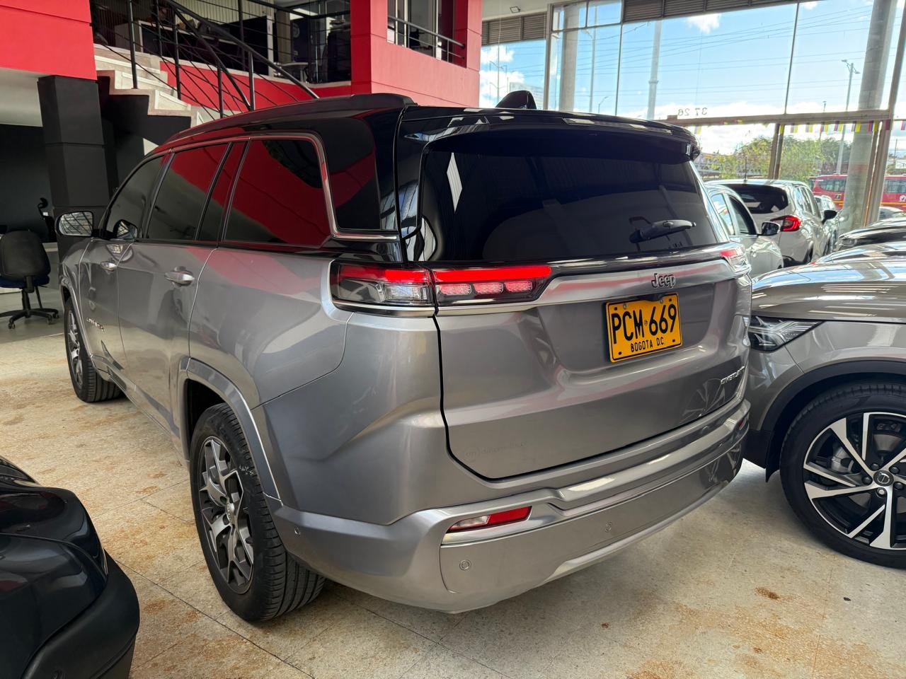JEEP COMMANDER OVERLAND Turbo 4X2 7 PASAJEROS