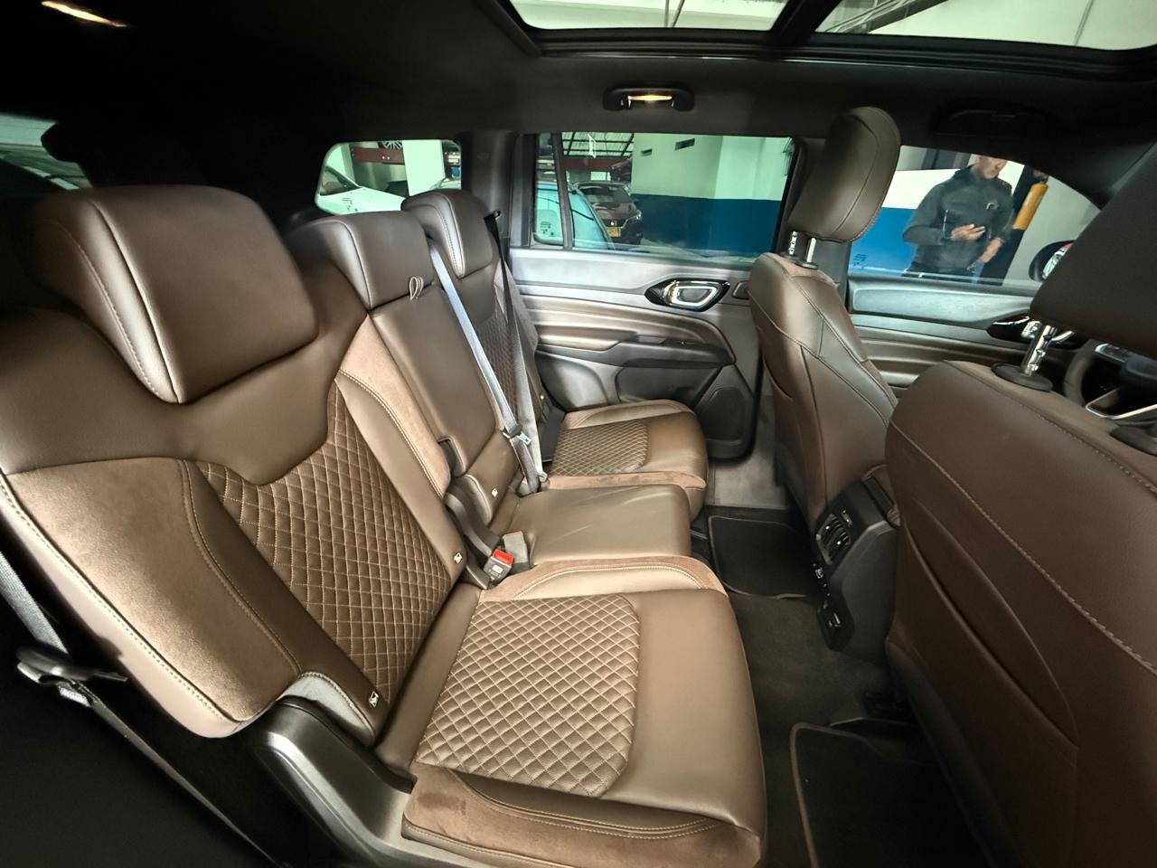 JEEP COMMANDER OVERLAND Turbo 4X2 7 PASAJEROS