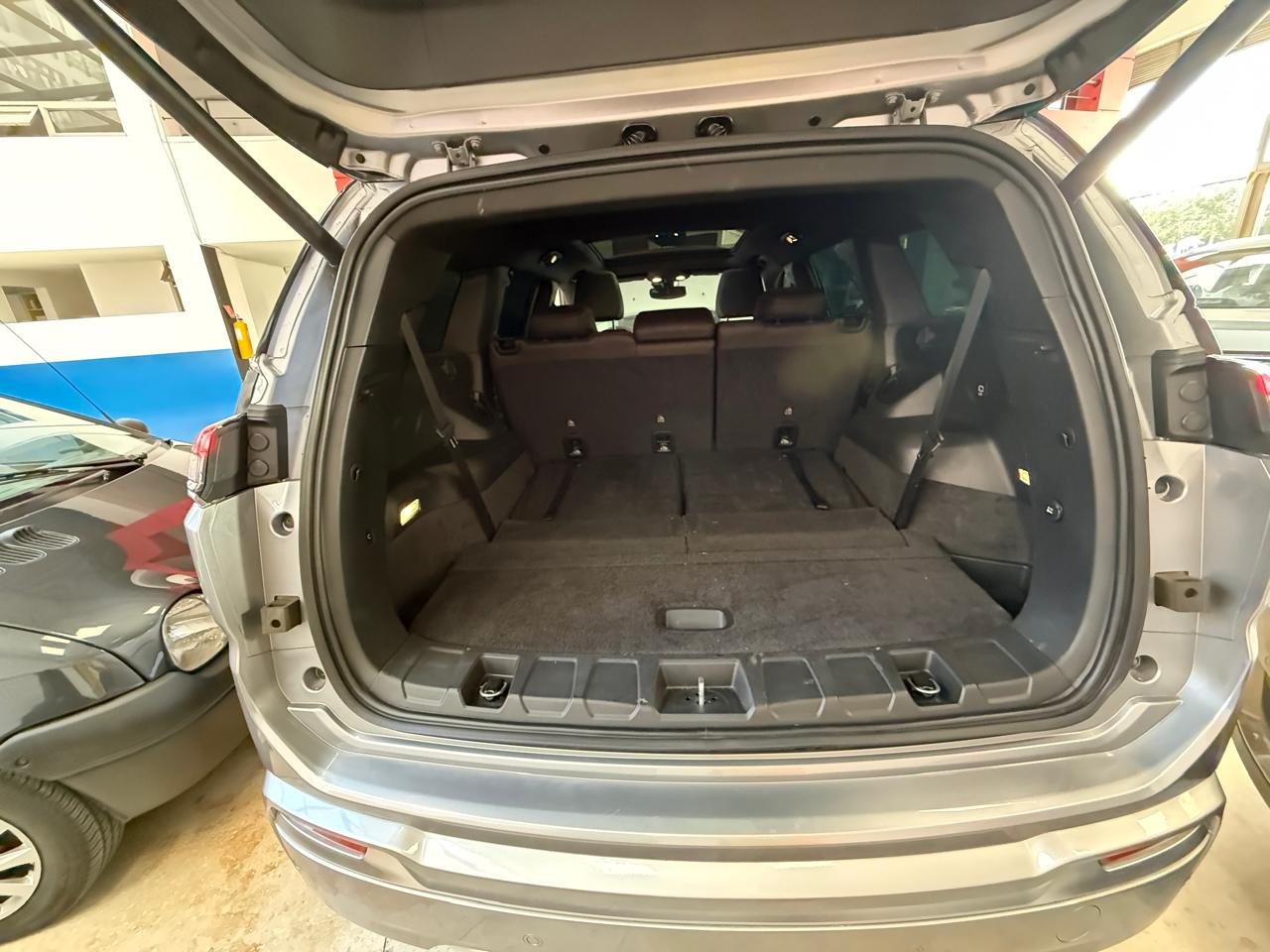 JEEP COMMANDER OVERLAND Turbo 4X2 7 PASAJEROS