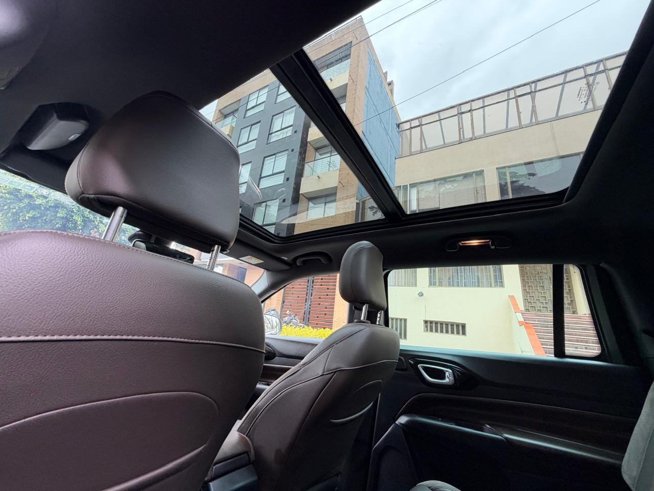 JEEP COMMANDER OVERLAND 4X2 7 Pasajeros
