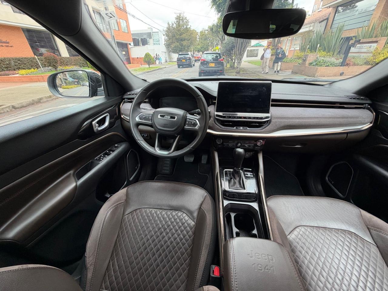 JEEP COMMANDER OVERLAND 4X2 7 Pasajeros